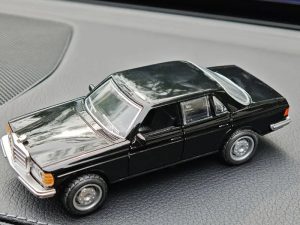 1:36 Scale Alloy Double-Door Classic Car Model - Vintage Golden Metallic Finish, Chrome Accents & Black Wheels
